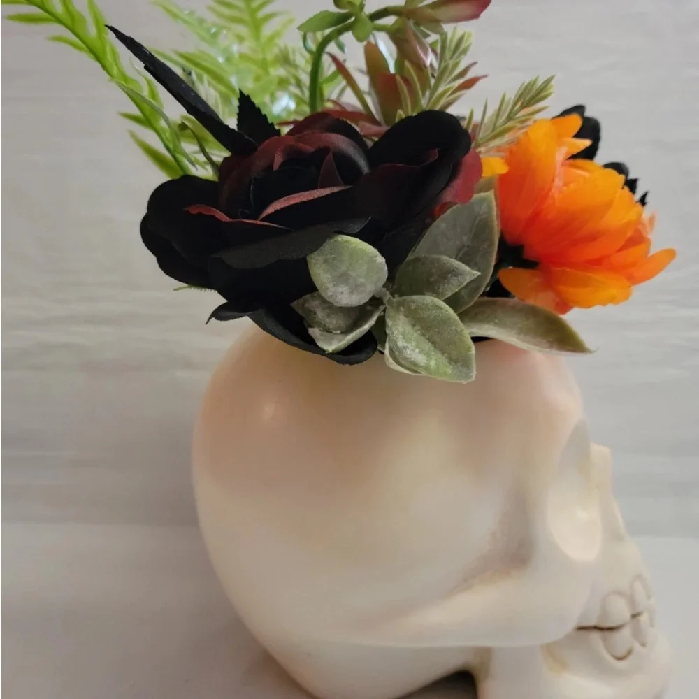2022 Hyde Eek White Skull Succulent Plant Flower Ghoulish Garden Halloween